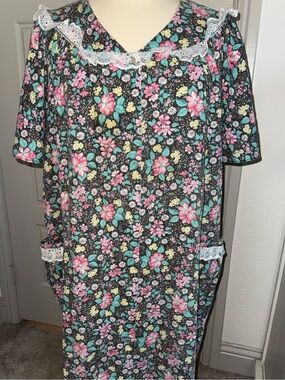 VTG Floral Lace-Trim Button-Front Nightgown in Black with Pink & Teal Flowers
